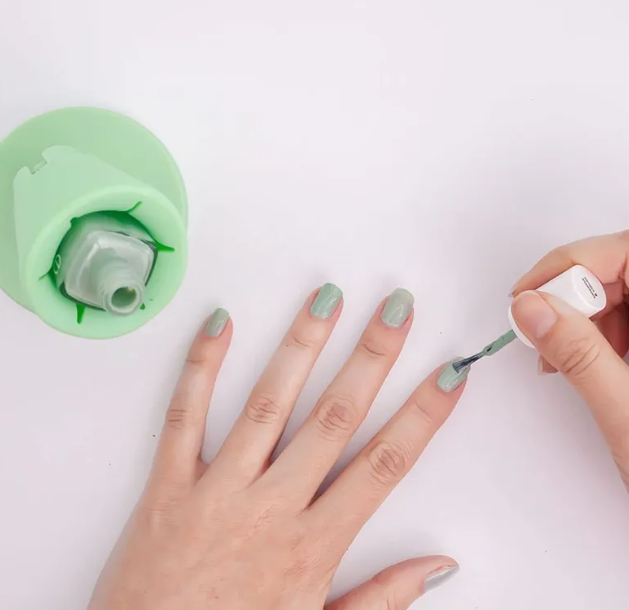 Silicone Nail Polish Holder — Stable Angle. Clean Application. No Spills.